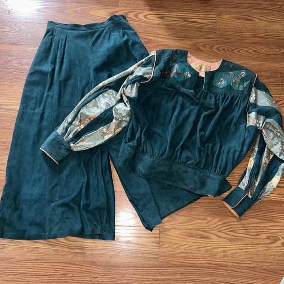 Char & Sher Pants - Char & Sher Collectibles Hunter Green Suede Wide Leg Crop Pant & Matching Top‎